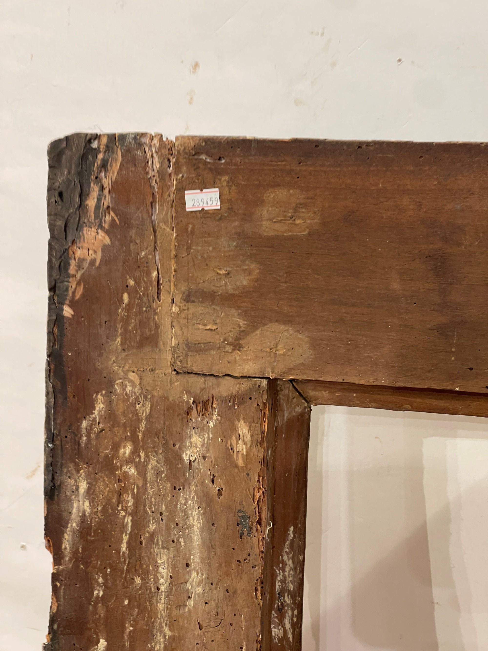Cornce a Cassetta con Fascia Laccata a Finta Tartaruga e Battuta con Fiori Susseguenti, Italia Ce...