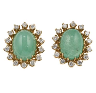 Orecchini, montatura in oro giallo 750/1000 con smeraldi cabochon e diamanti a contorno