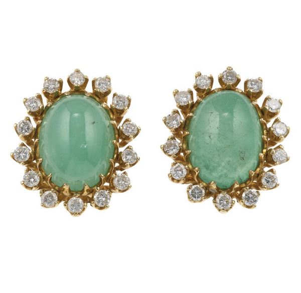 Orecchini con smeraldi taglio cabochon e diamanti a contorno