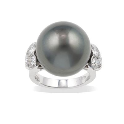 Anello con Grande Perla Coltivata Grigia e Diamanti