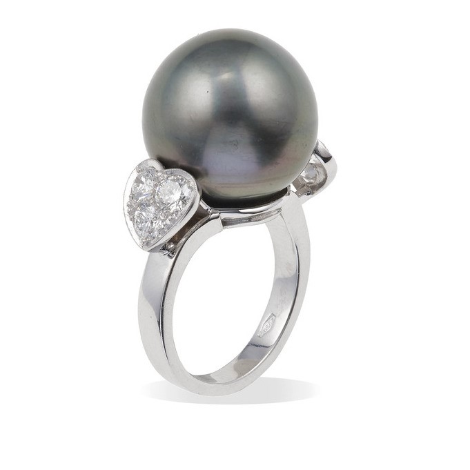 Anello con Grande Perla Coltivata Grigia e Diamanti