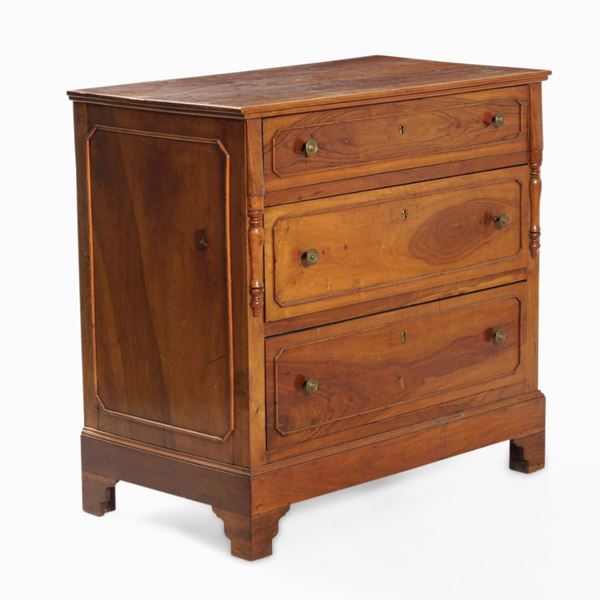 Cassettone a tre cassetti in legno. XX secolo