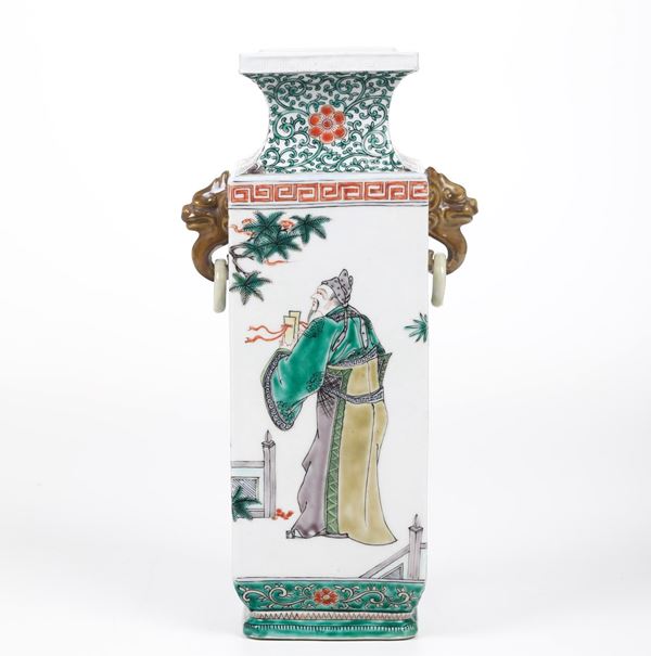 Vaso in porcellana Famiglia Verde con figure di saggi entro paesaggio, anse ad anello e mascheroni, Cina, Dinastia Qing, XIX secolo