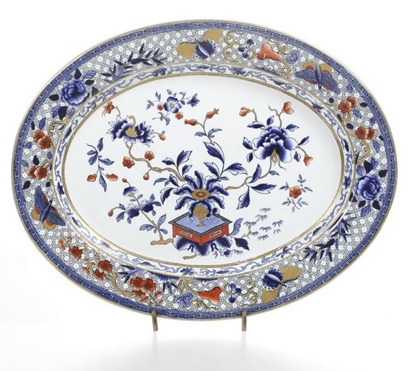 Grande piatto ovale. Inghilterra, Manifattura Worcester, seconda metà del XIX secolo.