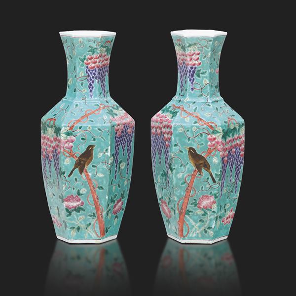 Coppia di vasi in porcellana a sezione esagonale su fondo celeste con decoro di uccellini tra i rami, Cina, Dinastia Qing, XIX secolo