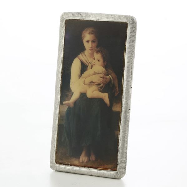 Scatola in argento e resina raffigurante mamma con bambino. Inghilterra 1934