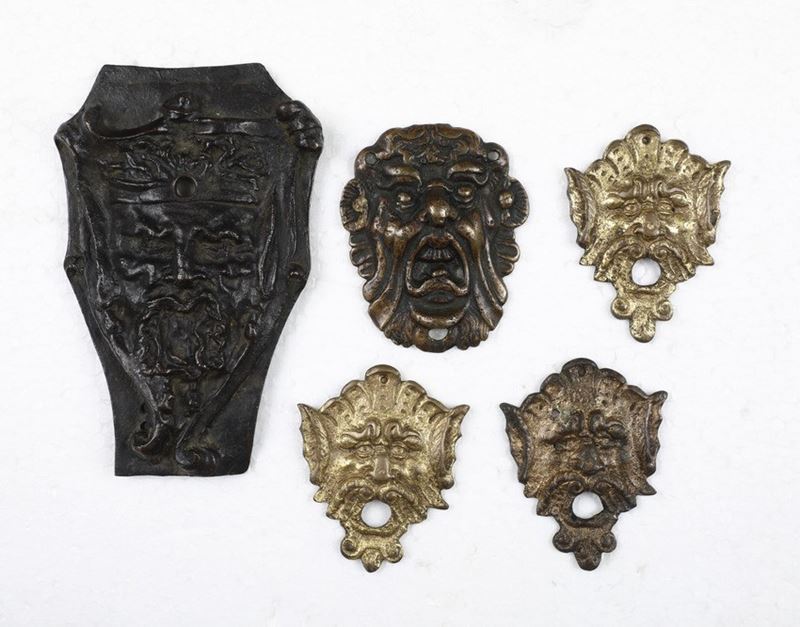 Cinque piccoli mascheroni. XVI-XVIII secolo  - Auction Sculptures - Cambi Casa d'Aste