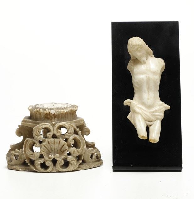 Due oggetti in alabastro: Cristo e base traforata, Sicilia XVIII secolo  - Asta Scultura - Cambi Casa d'Aste