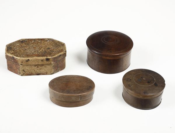 Quattro antiche scatoline in legno, tra cui una del XVIII secolo