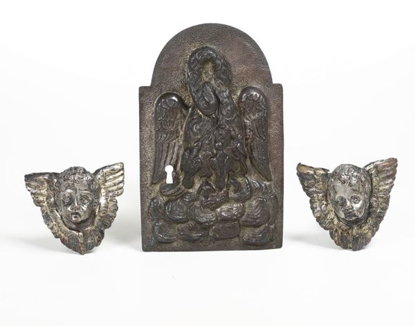 Coppia di angioli e sportello da ciborio. Rame sbalzato, XVIII secolo