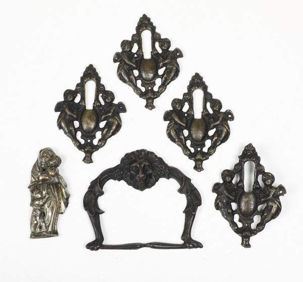Gruppo di 7 antichi bronzi di fogge e misure diverse