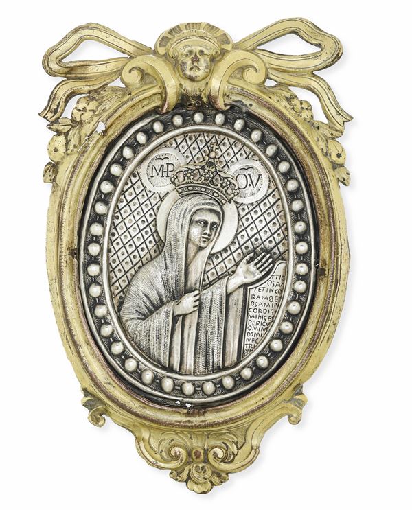 Placca da confraternita raffigurante la Vergine Maria. Argentiere italiano del XIX secolo