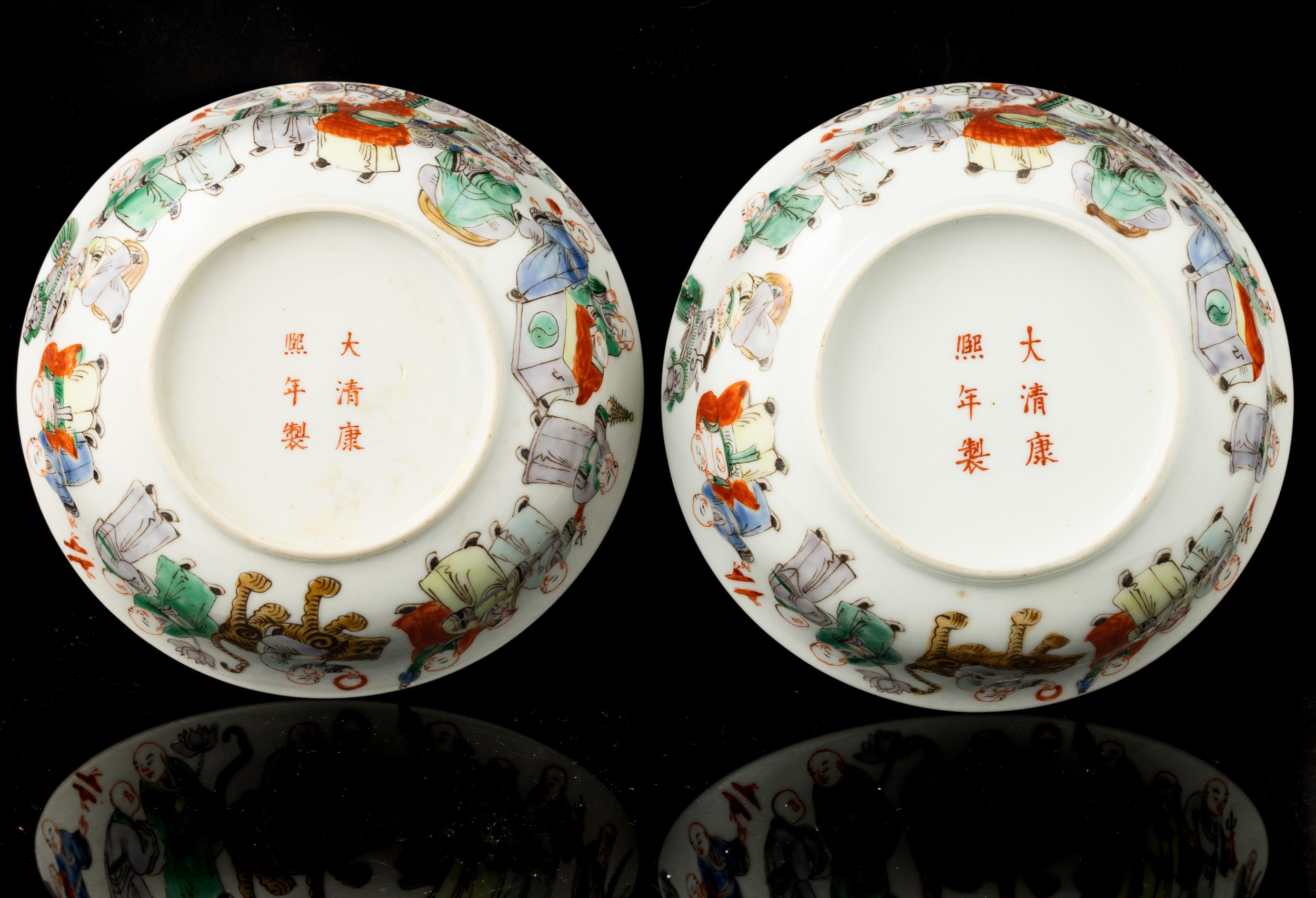 Coppia di ciotole in porcellana Famiglia Verde, decoro con personaggi, Cina, XX secolo, marchio a...