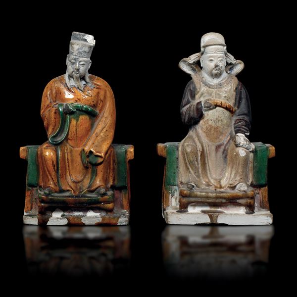 Due figure di dignitari in stoneware sancai nei toni del giallo, verde e burro, Cina, Dinastia Ming, XVI secolo