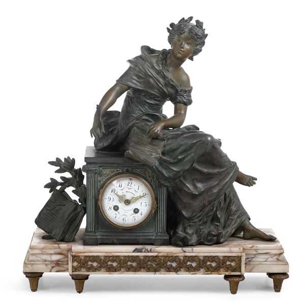 Pendola da tavolo in metallo e marmo. Francia, E.Opsomer, XIX-XX secolo