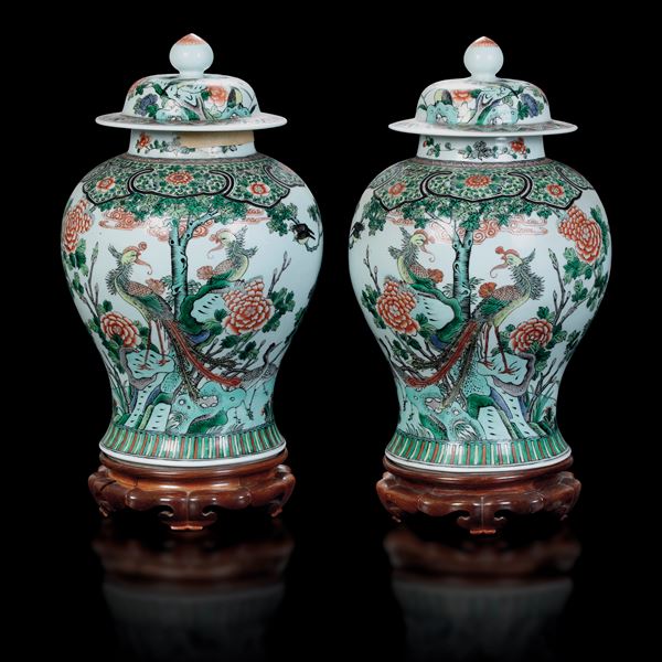 Coppia di potiches in porcellana a decoro floreale, Famiglia Verde, Cina, Dinastia Qing, epoca Guangxu (1875-1908) 