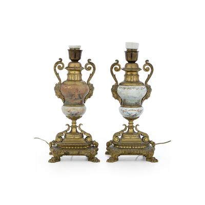 Coppia di Vasi Montati a Lampada in Porcellana e Bronzo Dorato. XIX-XX Secolo