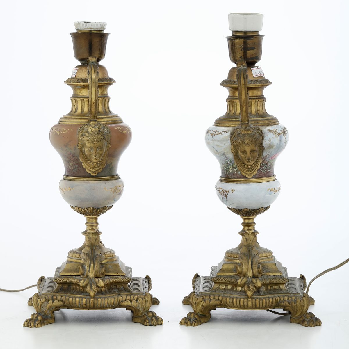 Coppia di vasi a balaustro in porcellana con decoro policromo, XIX-XX secolo