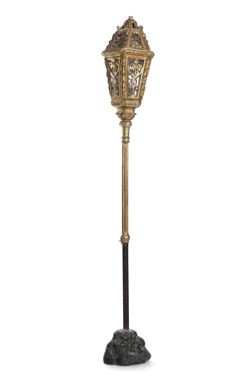 Antico lampione in legno intagliato e dorato. XVIII secolo  - Auction Antiques and paintings - Cambi Casa d'Aste