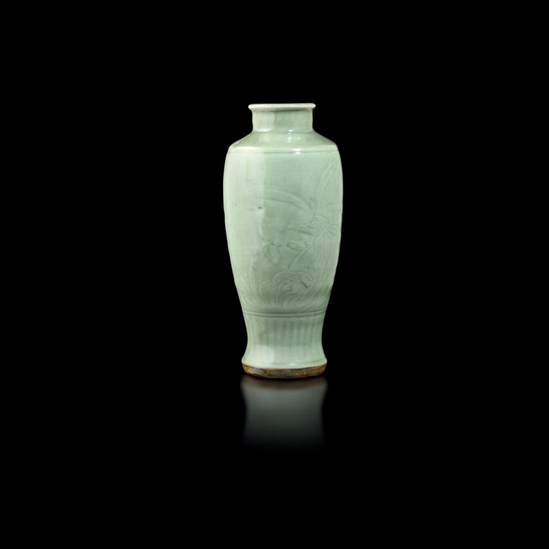 Vaso in porcellana celadon longquan, Cina, Dinastia Ming, XV secolo  - Asta Fine Chinese Works of Art - Cambi Casa d'Aste
