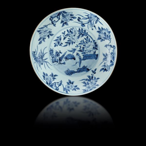 Piatto in porcellana bianca e blu a decoro di uccellini in paesaggio floreale, Cina, Dinastia Qing, epoca Qianlong (1736-1796) 