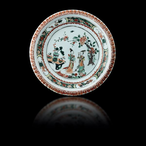 Piatto in porcellana con dame, Famiglia Verde, Cina, Dinastia Qing, epoca Kangxi (1662-1722) 