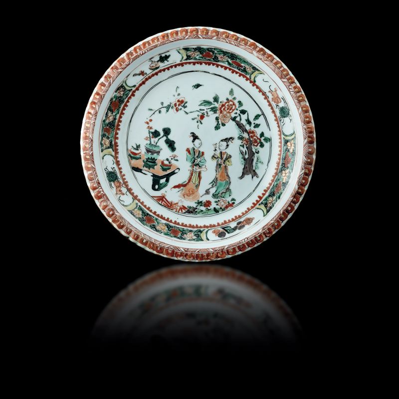 Piatto in porcellana con dame, Famiglia Verde, Cina, Dinastia Qing, epoca Kangxi (1662-1722)   - Asta Fine Chinese Works of Art - Cambi Casa d'Aste