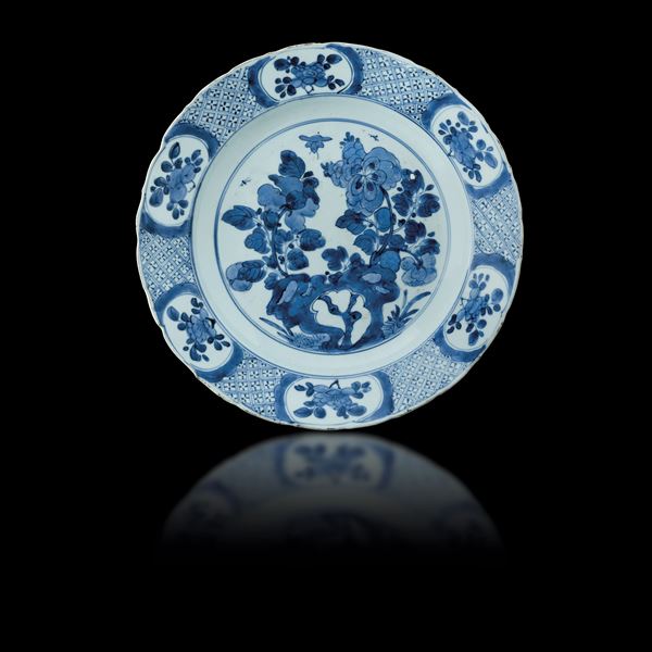 Piatto in porcellana bianca e blu a decoro floreale,Cina, Dinastia Qing, epoca Yongzheng (1723-1735) 