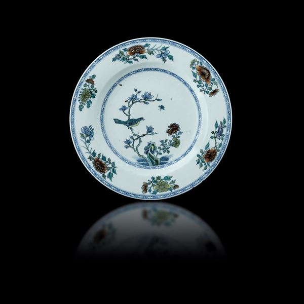 Piatto in porcellana a decoro di uccellini Doucai, Cina, Dinastia Qing, epoca Yongzheng (1723-1735) 