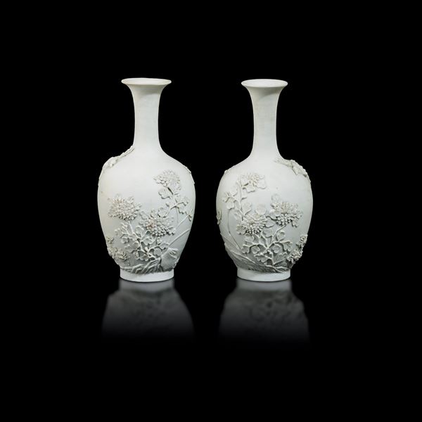 Coppia di vasetti a bottiglia in porcellana biscuit con decoro floreale e di uccellini, marcata, Cina, Dinastia Qing, epoca Daoguang (1821-1850)