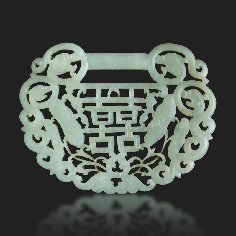 Placca scolpita in giada Celadon con decoro a traforo, Cina, Dinastia Qing, XIX secolo  - Auction Asian Art - II - Cambi Casa d'Aste