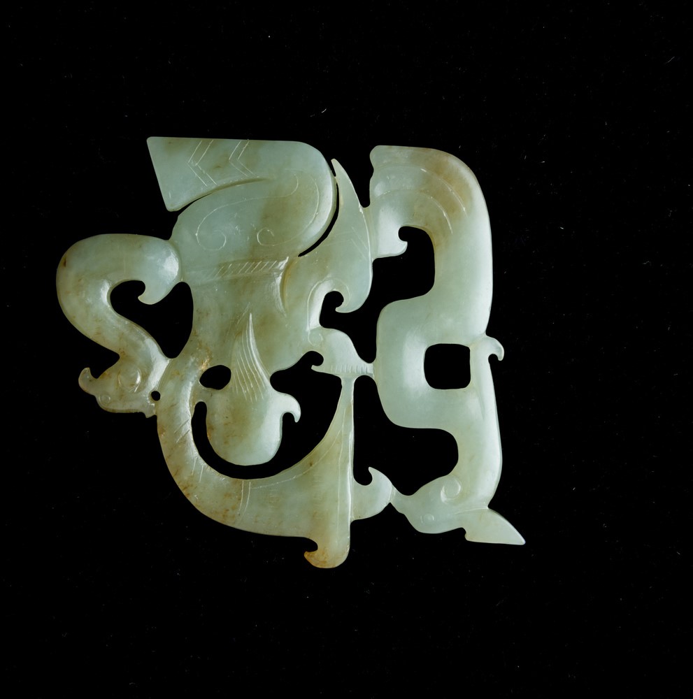 Placca Scolpita in Giada Celadon e Russet con Figura Femminile a Traforo, Cina, Dinastia Qing, XI...