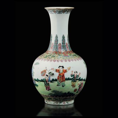 Vaso a Bottiglia a Decoro Geometrico e di Scene di Vita Comune in Porcellana, Cina, Repubblica, X...