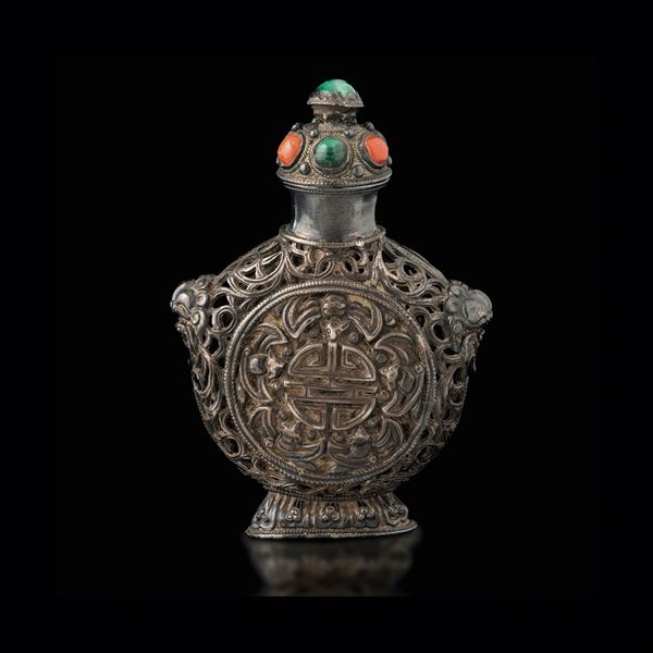 Snuff bottle in argento e pietre dure colorate a decoro geometrico, Tibet, XIX secolo