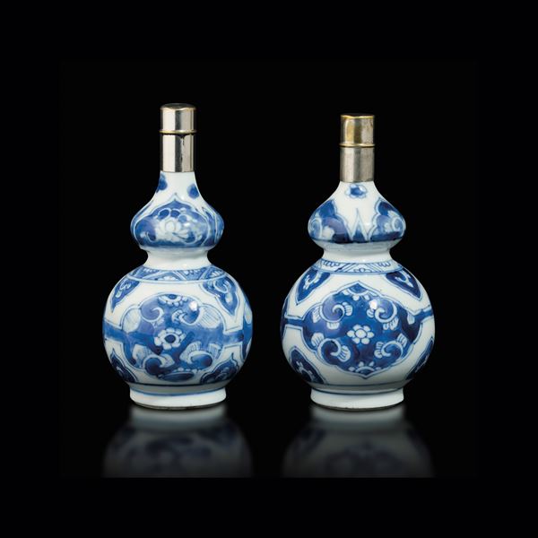 Coppia di vasetti a doppia zucca in porcellana bianca e blu, Cina, epoca Qing, periodo Kangxi (1662-1722)