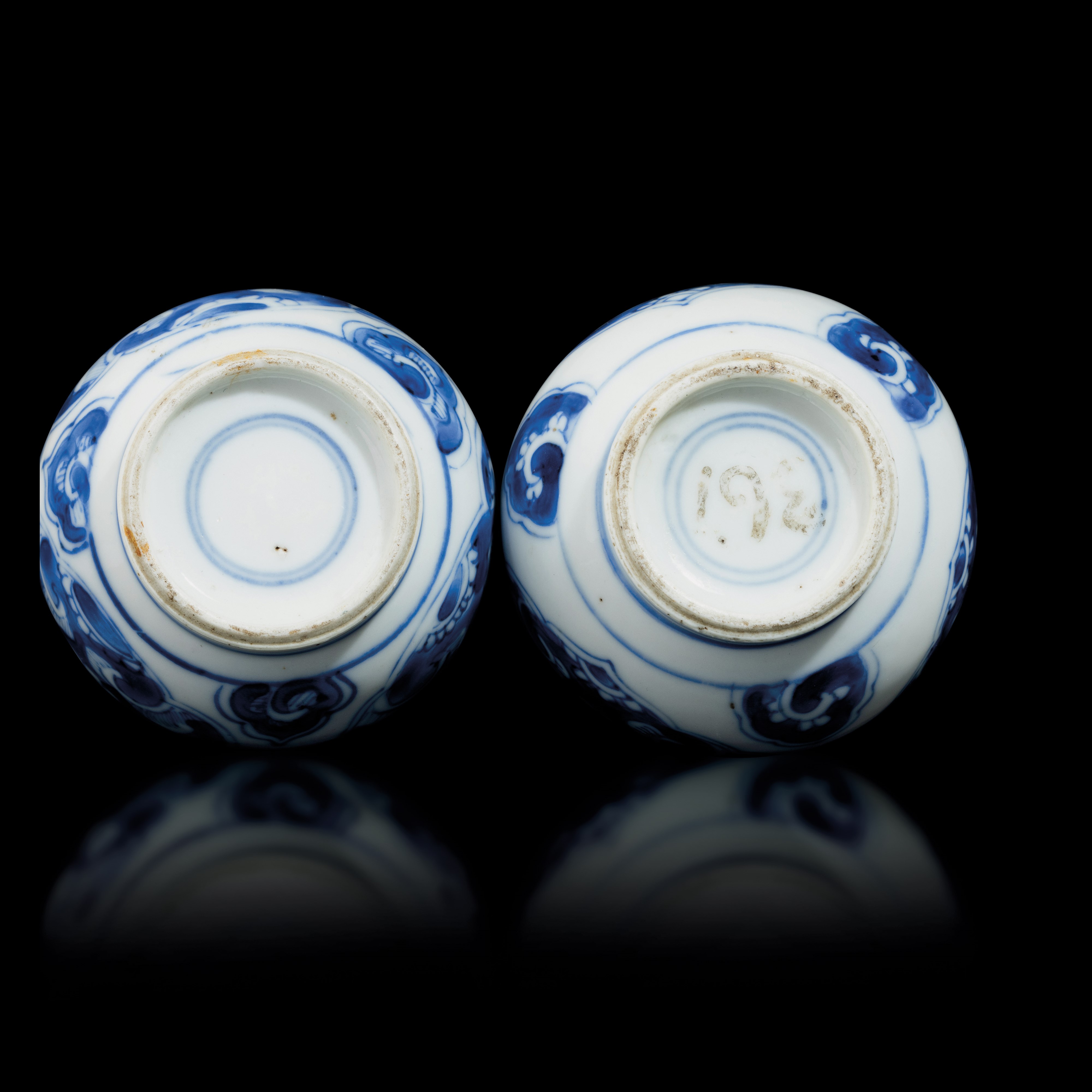 Coppia di Vasetti a Doppia Zucca in Porcellana Bianca e Blu, Cina, Epoca Qing, Periodo Kangxi (16...