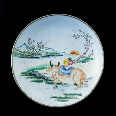 Cina, Piatto in smalto con paesaggio, bue e fanciullo, Dinastia Qing (XIX secolo)