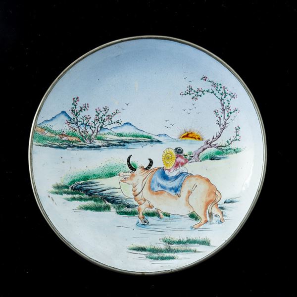 Piatto in smalto raffigurante paesaggio con bue e fanciullo, Cina, Dinastia Qing, XIX secolo