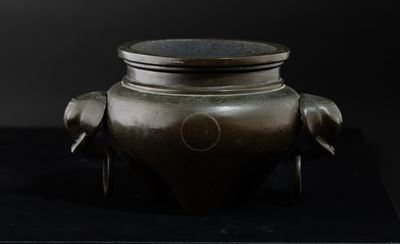 Incensiere Tripode in Bronzo a Decoro Geometrico con Mascheroni e Anse Ad Anelli, Cina, Dinastia ...