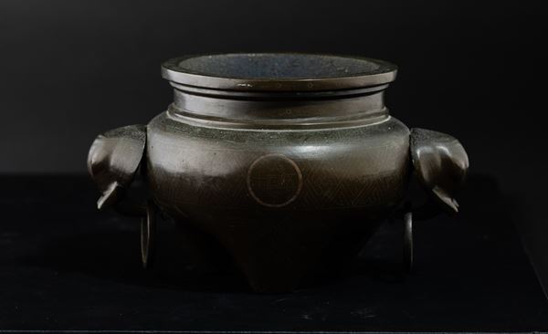 Incensiere tripode in bronzo a decoro geometrico con mascheroni e anse ad anelli, Cina, Dinastia Qing, XIX secolo