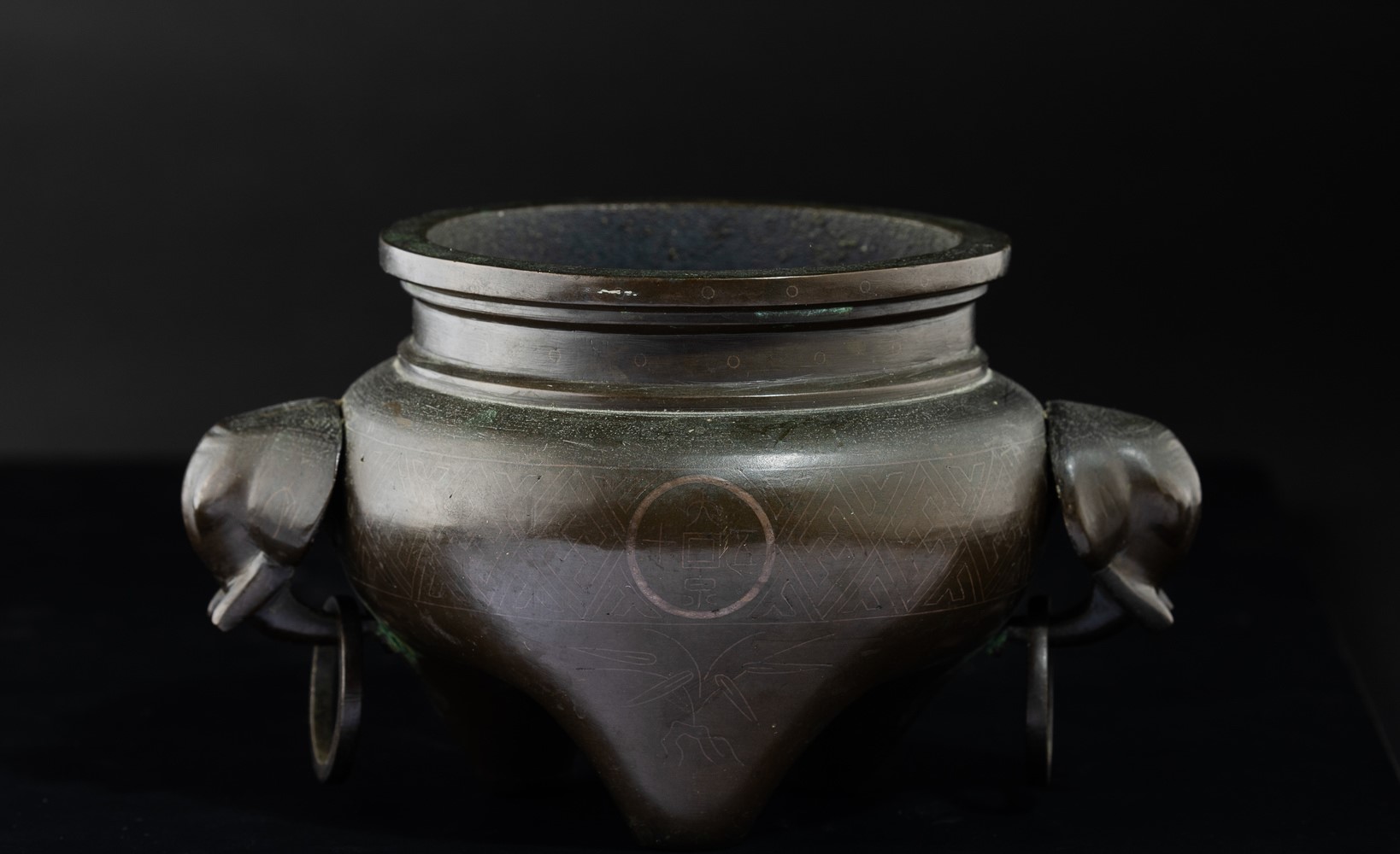 Incensiere Tripode in Bronzo a Decoro Geometrico con Mascheroni e Anse Ad Anelli, Cina, Dinastia ...