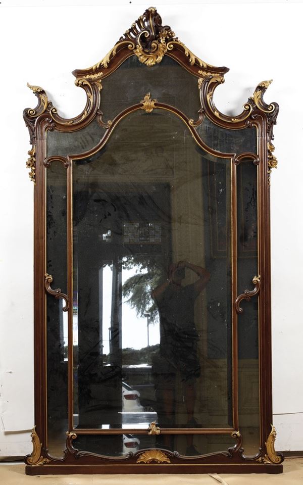 Specchiera in noce intagliato e dorato. XIX secolo