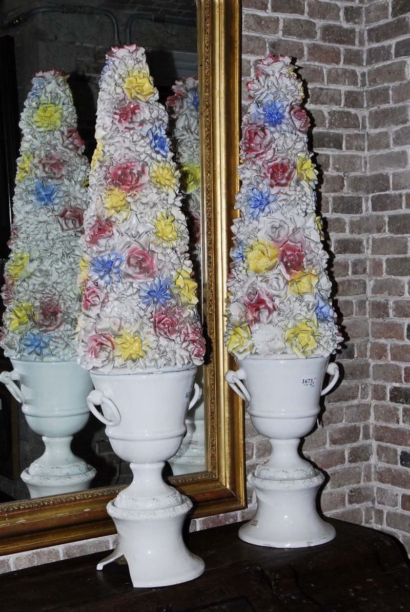 Due vasi in porcellana a piramide  - Asta Antiquariato, Argenti e Dipinti Antichi - Cambi Casa d'Aste