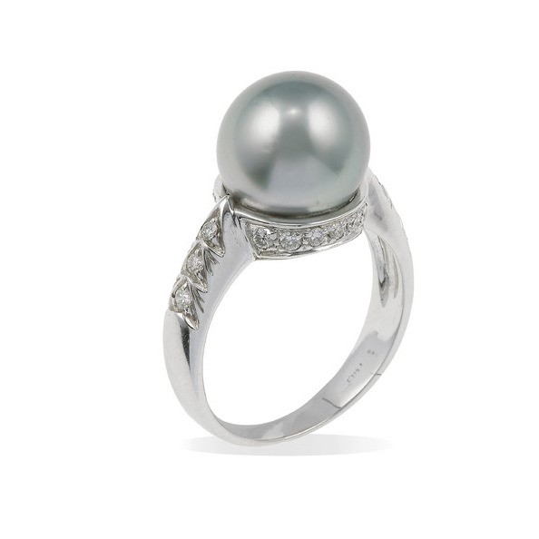 Anello con Perla Coltivata Grigia e Piccoli Diamanti