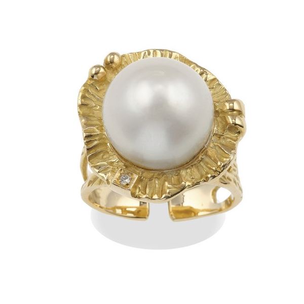 Cultured pearl and gold ring