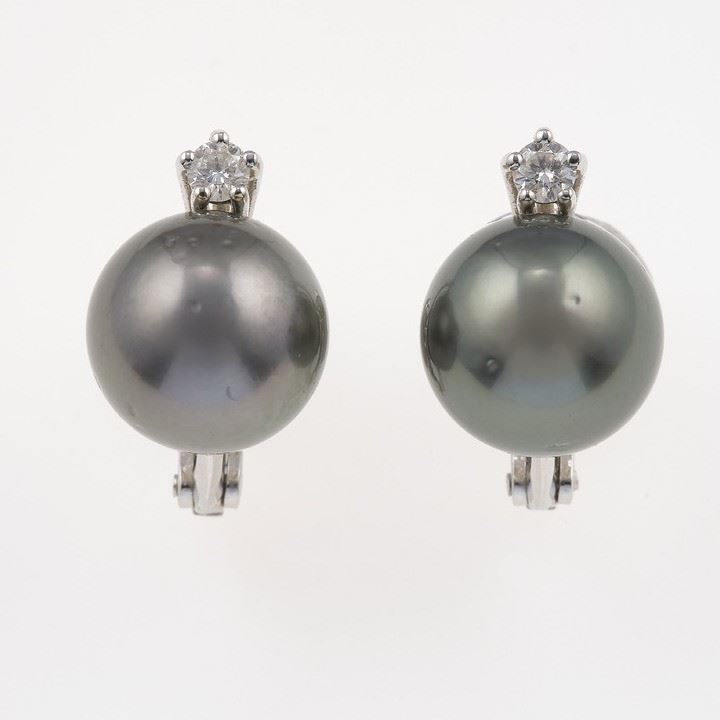 Orecchini con perle coltivate grigie e piccoli diamanti  - Asta Gioielli - Cambi Casa d'Aste