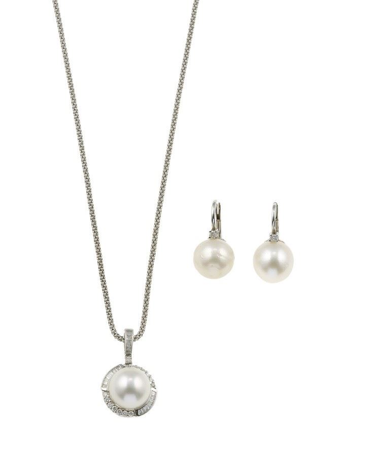 Demi-parure composta da un pendente ed un paio di orecchini con perle coltivate e diamanti  - Asta Gioielli - Cambi Casa d'Aste