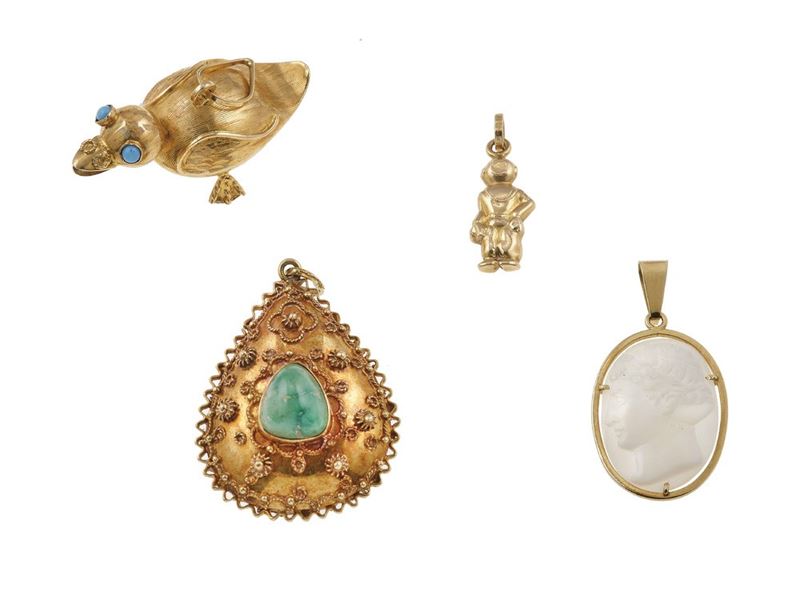 Group of four gold pendants  - Auction Jewels - Cambi Casa d'Aste