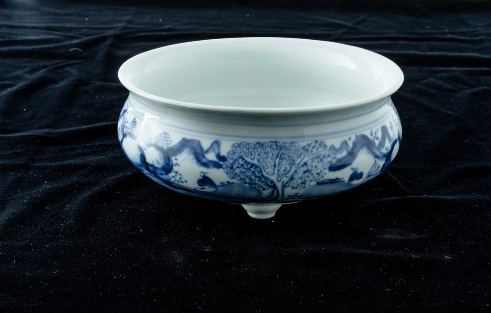 Censer Tripode in Porcellana Bianca e Blu a Decoro Paesaggistico, Cina, Dinastia Qing, Epoca Qian...