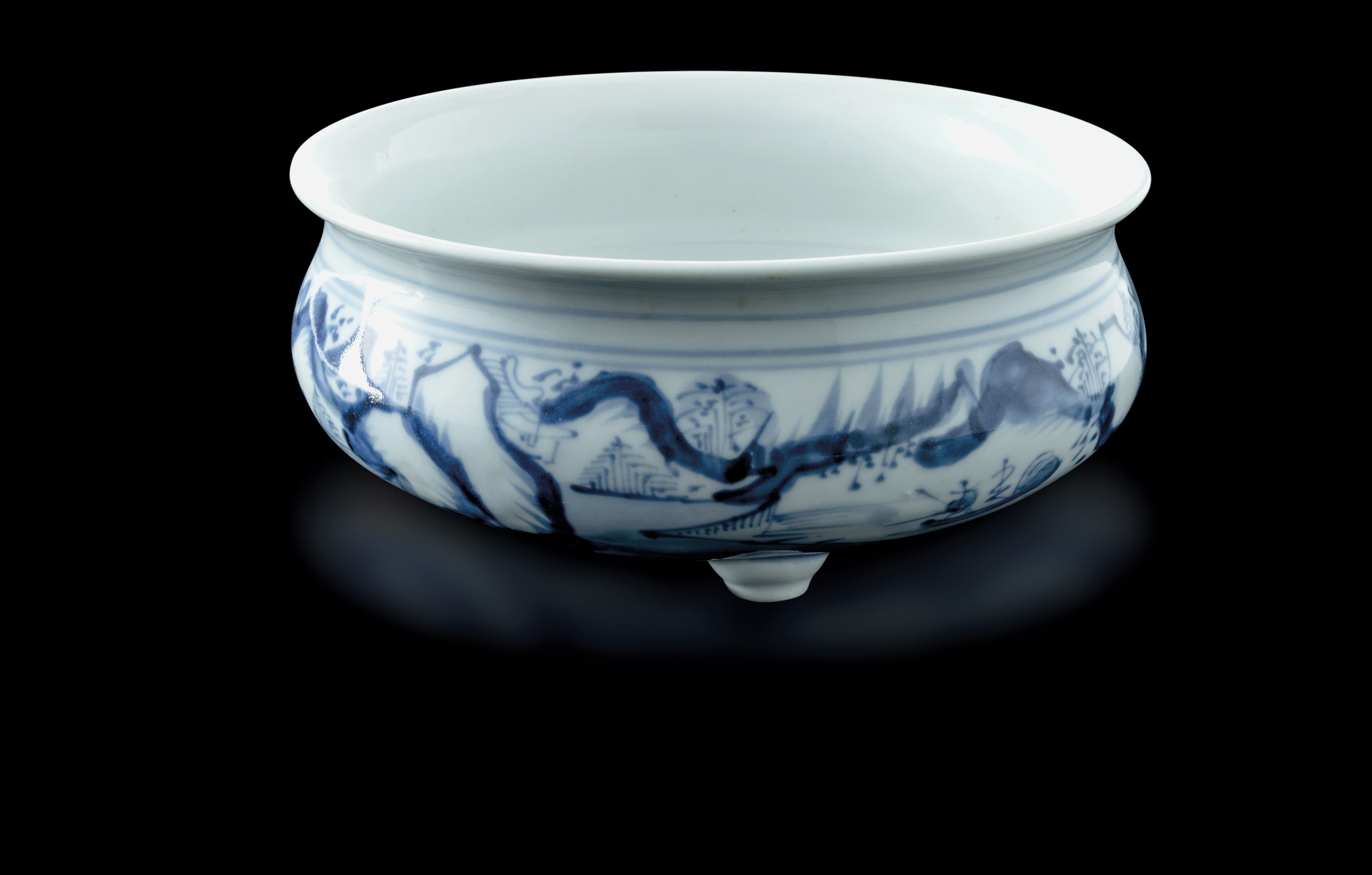Censer Tripode in Porcellana Bianca e Blu a Decoro Paesaggistico, Cina, Dinastia Qing, Epoca Qian...